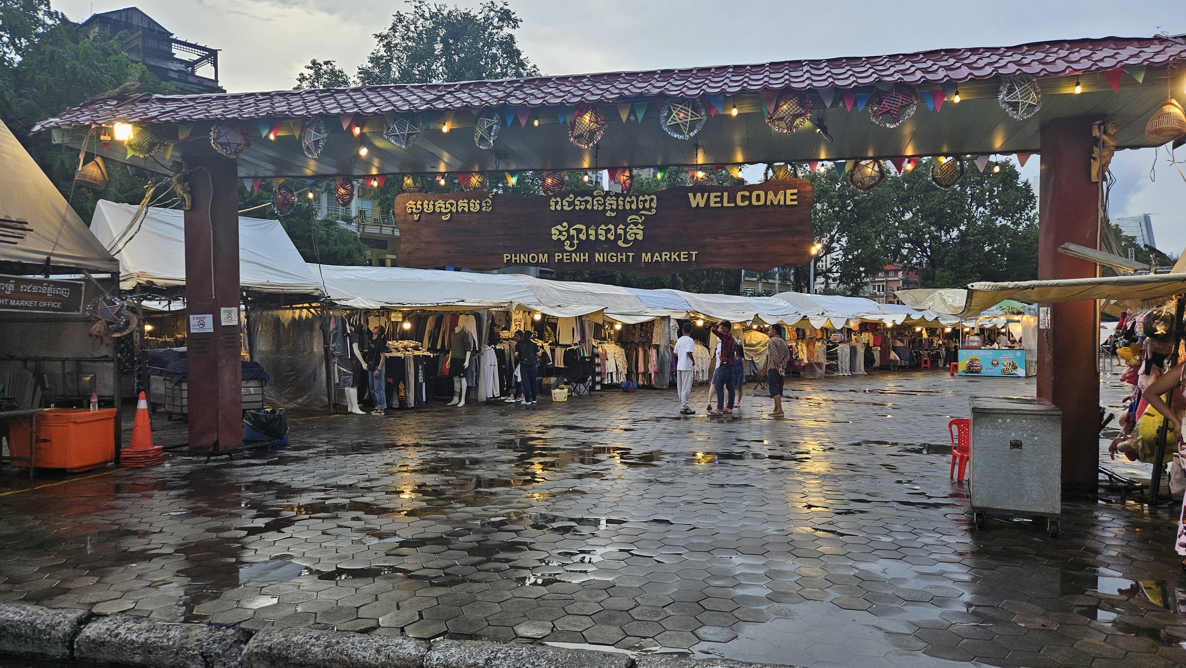 Phnom Penh Night Market lit up after dark